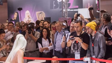 sex auf bühne|Deutscher Pornostar fickt Fan direkt auf der Venus Messe